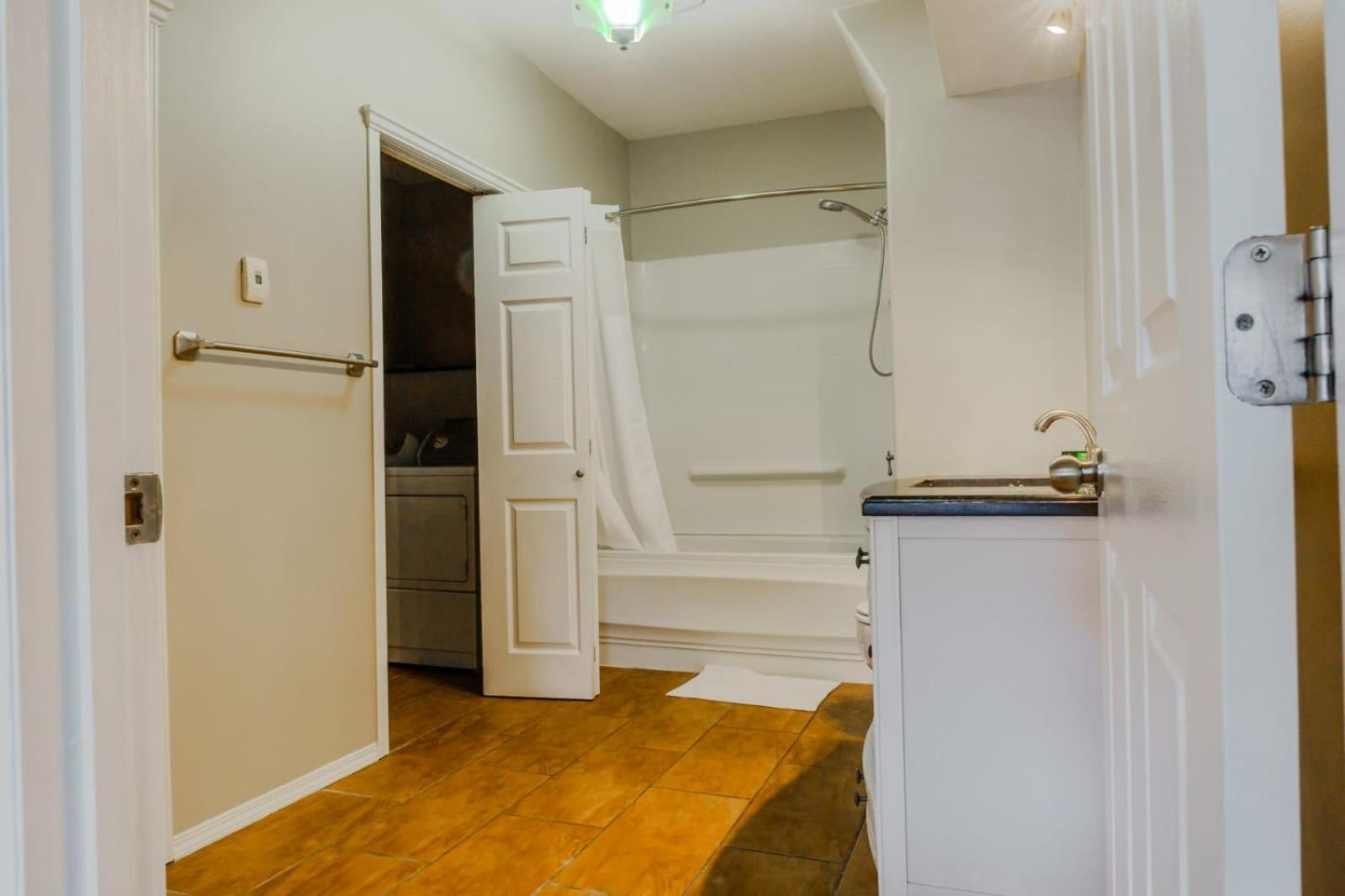 The Blue Door Ξενοδοχείο Grande Prairie Εξωτερικό φωτογραφία